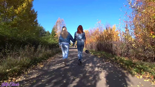 Две девушки играют с вибраторами на публике