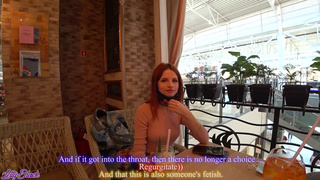 Две девушки играют с вибраторами на публике