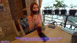 Две девушки играют с вибраторами на публике