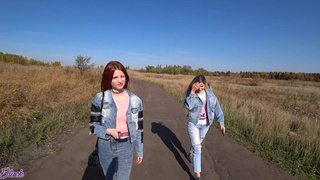 Две девушки играют с вибраторами на публике