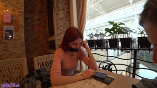 Две девушки играют с вибраторами на публике