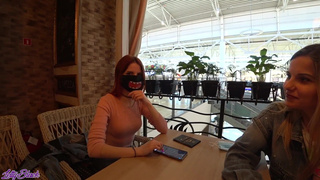 Две девушки играют с вибраторами на публике