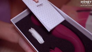 Горячее порно видео с игрушкой от HoneyPlayBox