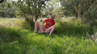 Страстная мастурбация в лесу: дикая девушка кончает на природе