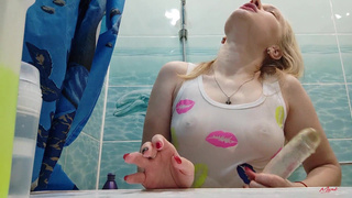 Горячая милашка в мокрой футболке работает ртом - Pornhub.co.mp4