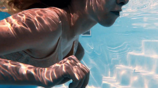 Горячий порно ролик с Nata Ocean в бассейне и не только