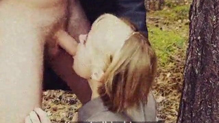 Горячее порно видео – страстная девушка отдается в лесу