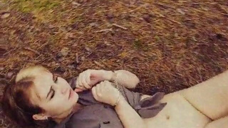 Горячее порно видео – страстная девушка отдается в лесу