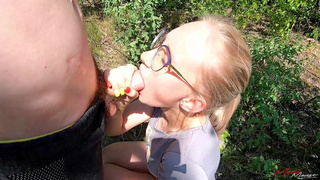 Секс в парке с незнакомцем - кончил в трусики