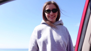 Реальное порно в авто с развязной красоткой