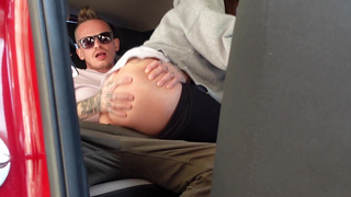 Реальное порно в авто с развязной красоткой