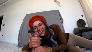 Доминирующая девушка в позе наездницы