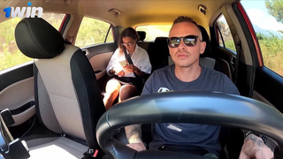 Таксист игнорирует страстную мастурбацию пассажирки