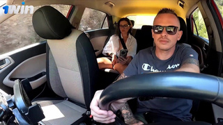 Таксист игнорирует страстную мастурбацию пассажирки