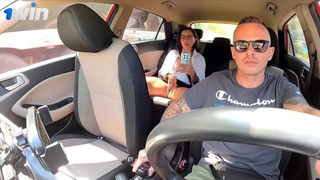 Таксист игнорирует страстную мастурбацию пассажирки