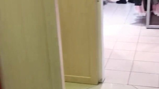 blowjob in the fitting room of the store next to the security guard! Public sex.mp4