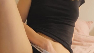 Смотрите онлайн возбуждающее видео с красивой девушкой