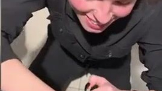 Студентка страстно сосет в примерочной