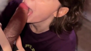 Реальное домашнее порно – шлюха сосет за хайповую футболку