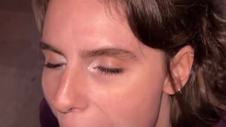 Реальное домашнее порно – шлюха сосет за хайповую футболку