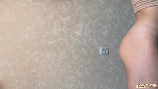 Девушка без трусов в юбке – возбуждающее порно