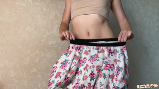 Девушка без трусов в юбке – возбуждающее порно