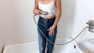 Soaking Blue Jeans and Wet Top – Горячее порно видео с мокрой одеждой