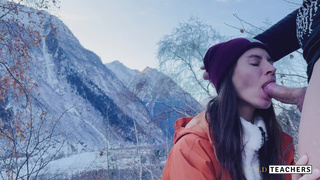 Сочный минет зимой – горячее порно видео